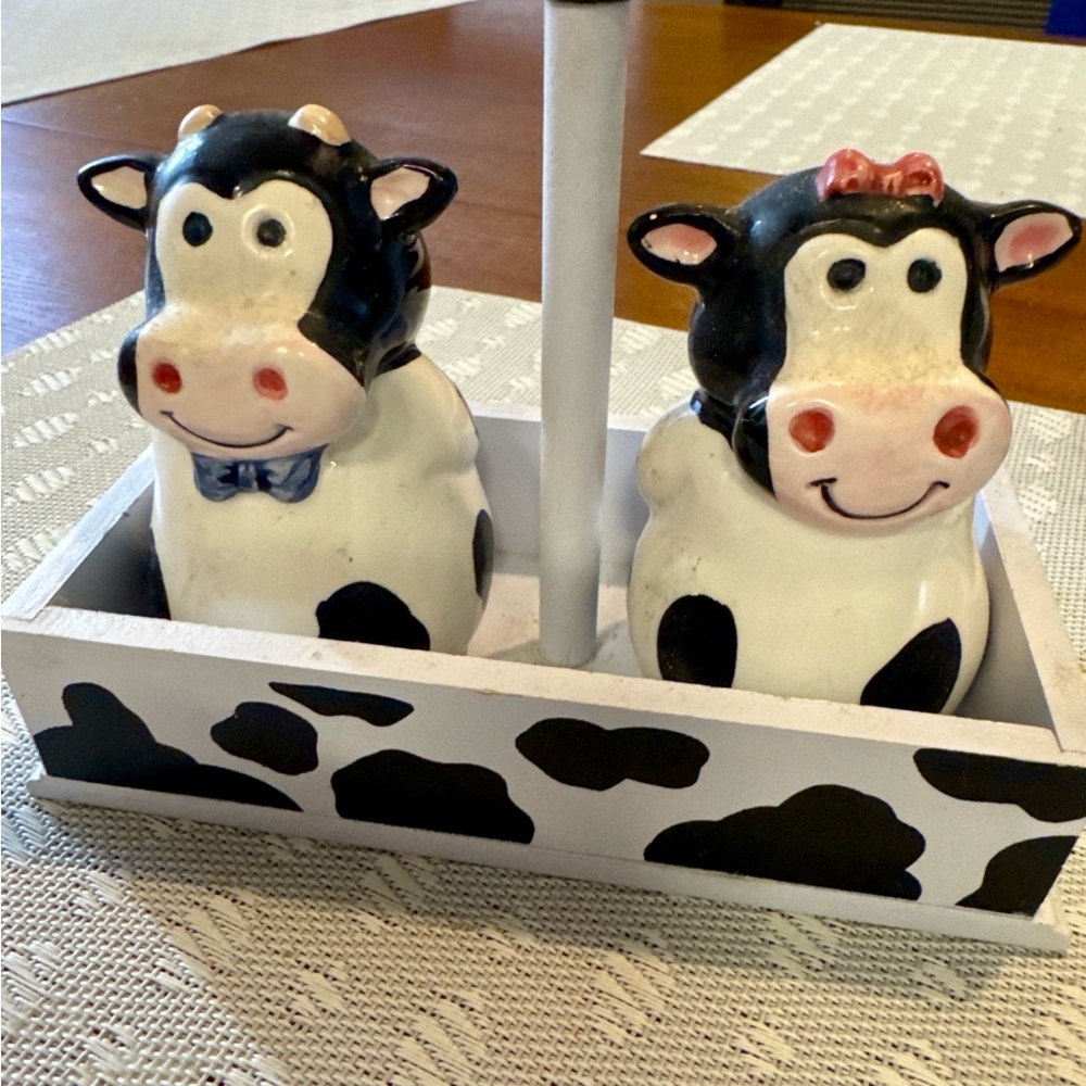 Farmhouse Cow Salt Pepper Shakers Cottagecore Kitchen Decor Ceramic Set Vintage